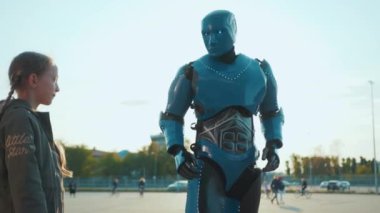 İnsansı robot standını kapatın. Kız çocuğuyla birlikte sokaklara çıkın. Gelecekteki teknoloji konsepti.