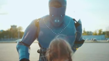 Robot, kız çocuk arkadaşını selamlıyor gelecekteki makine zekası yapay insansı bilim robotik dijital sanal kurgu iletişimini yavaş çekimde kapat