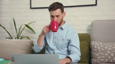 Çekici iş adamını kapat. Ev hapsi sırasında bilgisayardan video konferansı yap. Kahve içip, ev portresi çek.