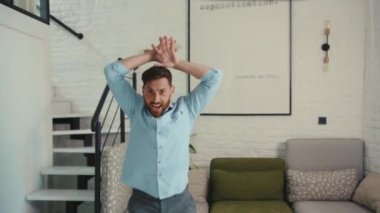 Evde dans eden komik genç adam hayatın tadını çıkar dansçı çılgın rahat daire pozitif yakın çekim ağır çekim