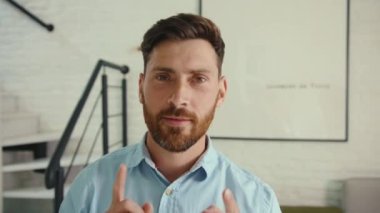 Yüzünüzü kapatın mutlu adam dans ediyor evde şarkı söylüyor hayatın tadını çıkarın komik dansçı çılgın rahat daire pozitif çekim