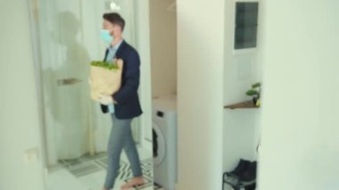 Gıda alışverişinden sonra eve dönen şık bir adam maske paketini çıkartıp salgını koruyor. Enfeksiyonu karantina altına alıyor.