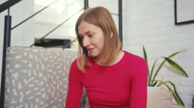 Karı koca kanepede oturup dizüstü bilgisayarla eğleniyor dizüstü bilgisayara bakıyor, internete bakıyor, ev aşklarına gülümsüyor, interneti konuşuyor, yavaş çekimde interneti kapatıyorlar.