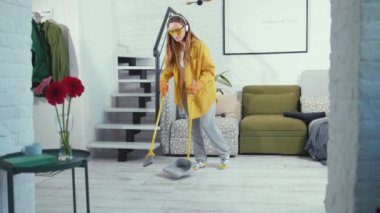 Genç, şık, hoş bir ev hanımı, yerleri yıkıyor, müzik dinliyor, ev işlerinin keyfini çıkarıyor, ev temizliği odası, ev hijyeni, apartman dairesi ağır çekimde çalışıyor.