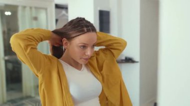 Ağır çekimde maske takan ve süveter giyen kadın alışverişe gidiyor. Ev güvenliği, ev güvenliği, apartman dairesi, Corona salgını.