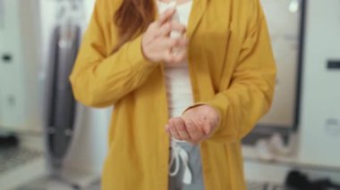 Ellerini kapat kadın antibakteriyel virüse antiseptik sıkarak temiz enfeksiyon hijyen koronavirüs alkollü ilaç yavaş çekimde