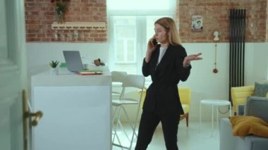 Ev mutfağında cep telefonuyla konuşan sinirli, ciddi iş kadını cep telefonu konuşmaları mutsuz, modern, yılgın kadın...