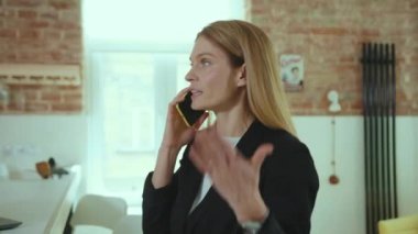 Mutfakta cep telefonuyla konuşan üzgün, sinirli iş kadını cep telefonu konuşmaları mutsuz, modern, sinirli kadın, ağır çekimde hayal kırıklığına uğramış.