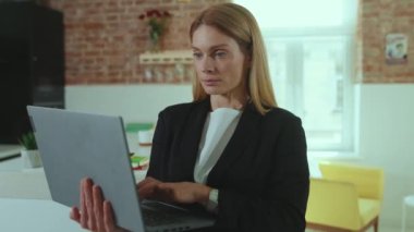 Ev bilgisayarı kullanarak mutlu iş kadınını kapat. Neşeli haberler al. Stand-up dans teknolojisi iletişimi ağır çekimde.