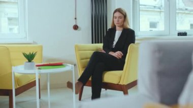 Portre işkadını iyi haberler alan telefonu kullanıyor. Evde mutlu hissedin. İnternette gülümseyen teknoloji işyeri.