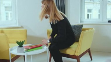 Çekici bir iş kadını. Telefonu açmak için acele ediyor. Akıllı telefona bakıyor. Gadget Girl 'de kalıyor.