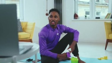 Afrika kökenli Amerikalı erkekler internetten eğitim alıyorlar ve karantina eğitmeni spor yaşam tarzı ev sağlığı egzersiz teknolojisi yavaş çekimde bilgisayar iletişimi kullanıyorlar.