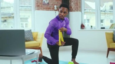 Afrika kökenli Amerikalı erkekler internetten eğitim alıyorlar ve karantina eğitmeni spor yaşam tarzı ev sağlığı egzersiz teknolojisi yavaş çekimde bilgisayar iletişimi kullanıyorlar.