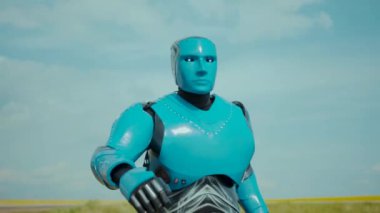 Robot çiftlik droidi kırsal alan izleme tarlasında yürüyor. Gelecekçi çiftçi robot robot yazma düğmesi vücudunda akıllı teknolojiyi etkinleştiriyor. Al. Tarım.