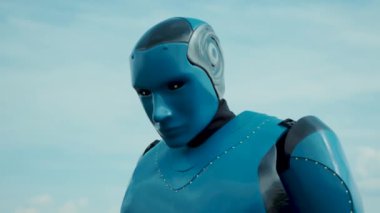 Geleceğin teknolojisi. Sayborg. Mavi fütürist siber robot robot insansı açık havada mavi gökyüzü arka planına karşı etkinleşiyor. Yapay zeka. Nesnelerin interneti.