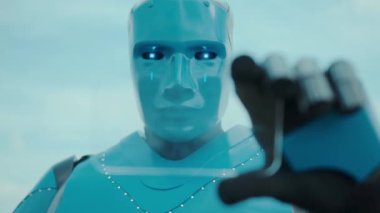 Dışarıdaki sanal gerçeklik ekranı tarama teknolojisine dokunan saydam bir mobil cihaz kullanan robot portresi. Cyborg işçisi. Yapay zeka. Canlandırma için