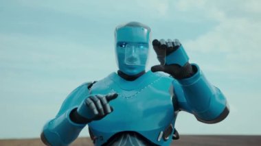 İnsansı sibernetik robot droid, tarım arazisindeki saydam gelecekteki cihaz mobil telefon holografik dokunmatik ekranını kullanıyor. Akıllı tarım. Cyborg iş başında. Yapay zeka.