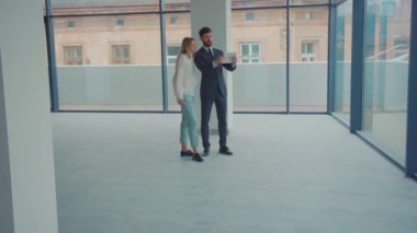 Üç boyutlu çizim. Daire dekorasyonu. Boş Apartmanda Genç Kadın Emlakçıyla Konuşuyor, Tablet İç Tasarım Yazılım Seçimi Sanal Mobilya. Dijital Animasyon. Artırılmış Gerçeklik.