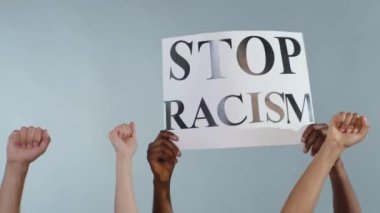 Irklar Arası Yumruklar Gri Arkaplanda Protesto Ediyor. Siyah Adam Eller Irkçılığı Durdurun Pankartı 'nı gösteriyor. Irksal Eşitlik. Siyahların Yaşamı Önemlidir. Özgürlük.