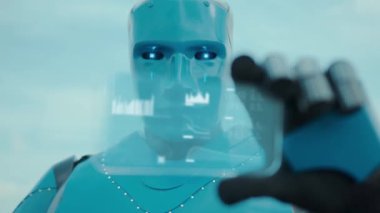 Robotik Mavi Cyborg Sahadaki Şeffaf Dokunmatik Ekran 'da Verimlilik Verisi Grafiği ile Yenilikçi Telefon Kullanıyor. Tarım Teknolojisi. Çiftçiliğin Geleceği.