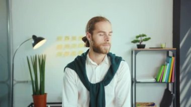 Modern şirket çalışanlarının CEO 'sunun portresindeki kameraya bakan sakallı neşeli erkek patrona yakın çekim başarılı iş adamı sahibi yakışıklı yavaş çekim sahibi