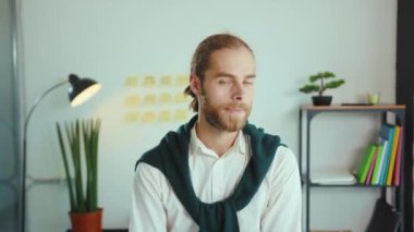 Gülümseyen, sakallı, neşeli erkek patron modern şirkette çalışan yönetici portresi satıyor başarılı iş adamı yakışıklı, yavaş çekim sahibi.