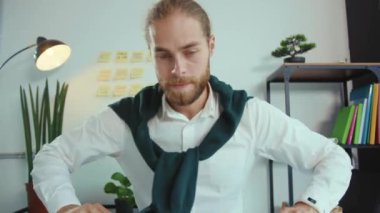Portre işadamı kamerayla konuşuyor. İş görüşmesi yapıyor. Video konferansında profesyonel iletişimi sağlamak için video konferans görüşmesi yapıyor.