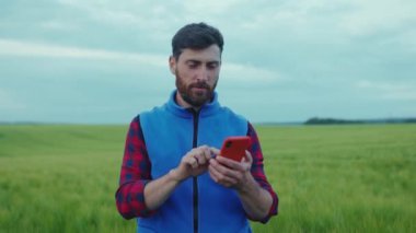 Korkan çiftçi telefonu yeşil tarlalara attı. Tarım endüstrisi beslenme organik tarım yetiştiricisi çiftçiler yavaş çekim kapatıyor.
