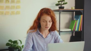 Modern ofisteki genç hasta ve yorgun kadın çalışanın başı ağrıyor. Yönetici, migren, işçi, ağır çekimde endişeleniyor.