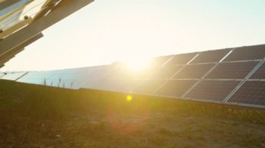 Temiz enerji ekoloji ekipmanlarının saha üretiminde yavaş çekim yenilikçi güneş pilleri. Temiz yenilikçilik alternatifi.