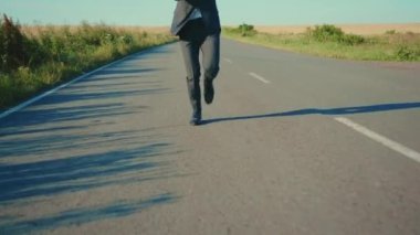 Gün ışığında iş adamı koşar. Buğday tarlası özgürlük kavramının yanında telefon kır yolunu kullanır. Yakışıklı kazanan zarif ağır çekimde zıplar.