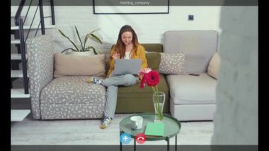 Ekranı kapat ve güzel bir kadını laptoplu bilgisayarla ara ve evdeki koltukta ağır çekimde otururken kablosuz kulaklıkla ara.