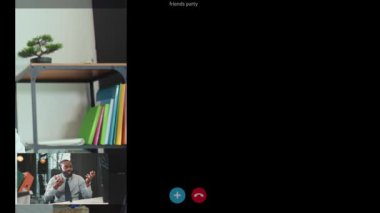 Video konferans teknolojisini kullanan yüz grubu, iş arkadaşlarıyla video görüşmesi için kulaklık kullanıyor. Teknoloji bağlantısı, web cam yaşam tarzı. Webinar ekran koronavirüsü yavaş çekimde sohbet ediyor.