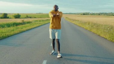Spor maratonunda koşmadan önce spor yapan Afrikalı Amerikalı sporcuyu kapatın. Sağlıklı spor, genç açık hava, yavaş çekim.