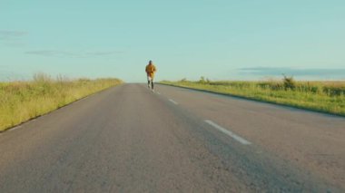 Atletik Afrikalı Amerikalı bir adam güneşli yol maratonunda koşuyor sağlıklı aktiviteler yapıyor genç açık havada ağır çekim egzersiz yapıyor.