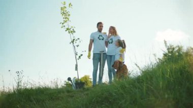 Mutlu aile çekimleri köpek ekili ağaç standı kucaklaşması yeşil bahçe adamı çevre tarım gezegeni ekoloji ekip çalışması yavaş çekim