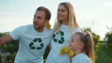 Mutlu, güler yüzlü aile ve köpek yetiştiren ağaç durağı kucaklaşması. Yeşil bahçe adamı, çevre, tarım gezegeni, ekoloji ekip çalışması, yavaş çekim bahçıvanlığı.