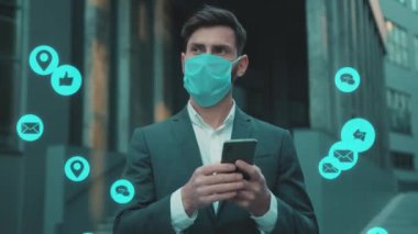 NEW YORK - 28 Mart 2020: Adam maske takıyor virüs salgını dışında telefon kullanıyor karantina koronavirüsü sosyal medya ikonları yazarak mavi animasyon yüksek sesli teknoloji internet ağı arayüzü