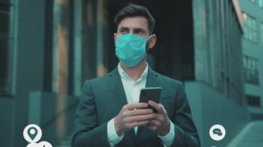 NEW YORK - 28 Mart 2020: Adam maske takıyor virüs salgını dışında telefon kullanıyor karantina koronavirüsü sosyal medya ikonları beyaz animasyon yüksek teknoloji internet ağı kuruyor