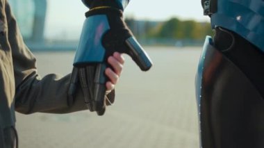 El çocuk kızı, sokakta el ele tutuşan insansı robot cyborg geleceğin gelecekteki çocuk makinası yapay sanal zeka yenilikçi iletişim yüksek teknoloji yavaş çekim