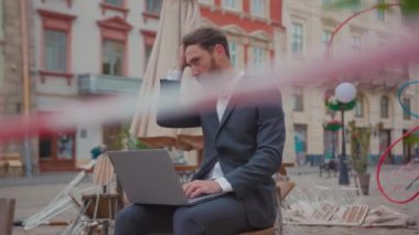 Beyaz girişimci erkek yönetici dizüstü bilgisayar kullanarak boş teras kapalı restoranda iş aramaya başladı. Karantina şehri. İşsizlik Kurumu.