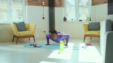 Afrika kökenli Amerikalı erkek, ev sporlarında spor kıyafetleri antrenmanı yapıyor spor kıyafetleri spor spor aktiviteleri yavaş çekim.