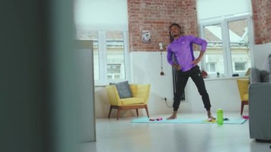 Yakışıklı Afrikalı Amerikalı adam spor salonunda spor eğitimi alıyor spor giyim sporu aktivitesi yavaş çekim