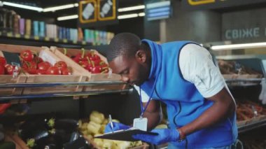 Süpermarkette çalışan yakışıklı Afro-Amerikan satış danışmanı vurularak öldürüldü. Mutluluk mağazası, karaborsa bakkal, organik market personeli ağır çekimde çalışıyor.