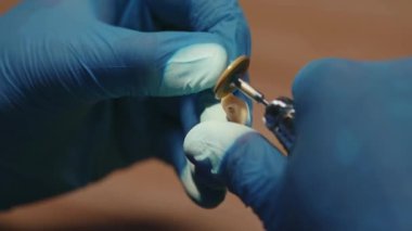 Kapalı kapılar ardında diş temizliği, diş temizliği, teknisyen, sağlık kliniği, hijyen, cerrahi, rehabilitasyon, ağır çekimde rehabilitasyon.