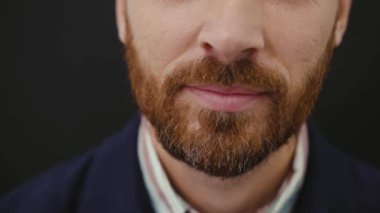 Ağzını kapat dişli adam kameraman dişçi portresi, makro dudaklı stüdyo bakımı ağır çekim