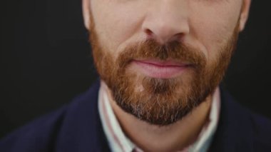 Ağzını kapat dişli adam kameraman dişçi portresi, makro dudaklı stüdyo bakımı ağır çekim