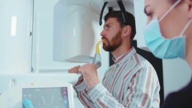 Diş hekiminde uzman bir adam, makinede çalışıyor ağız uzmanı, tıbbi hasta bakımı, sağlık hizmetleri, ağır çekimde ilaç taşıyor.