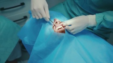 Ameliyat eldiveni ile dişçinin ellerini kapat. Hasta diş hekimliği, enfeksiyon, hijyen, hijyen, ağır çekim.