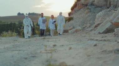 Bir grup ekoloji uzmanı koruma amaçlı dizüstü bilgisayar kullanıyor. Toprak temizleme kimyasalları ve toprak kirliliğinden elde edilen zehirli örnekler üzerinde çalışıyorlar. Toprak kirliliği sosyal sorunları yavaş çekimde.